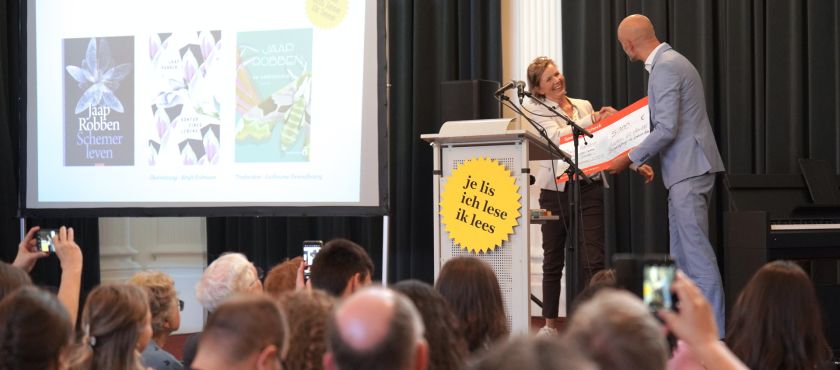 Jaap Robben wird im Aachener Ballsaal mit dem Euregio-Schüler-Literaturpreis 2025 ausgezeichnet.