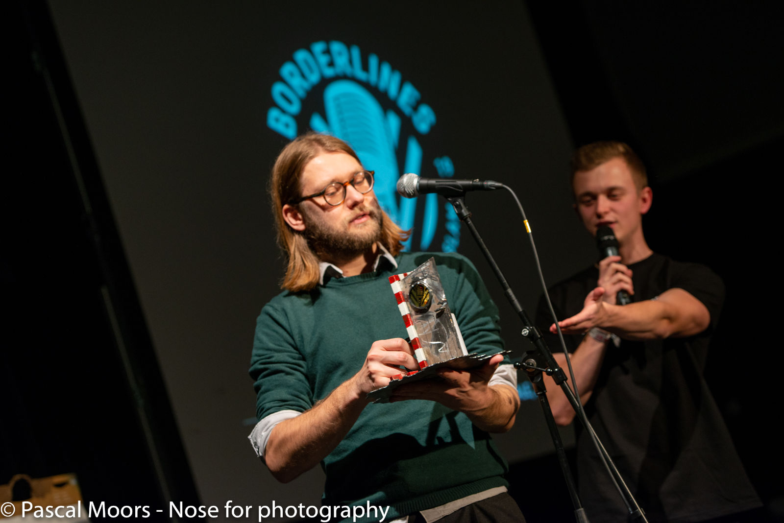 Borderlines – Euregion Poetry Slam: De grote finale op 22 november 2019 in het Ludwig Forum Aken. Presentatie: Daan Doesborgh (linkerzijde) & Lukas Knoben. Foto: © Pascal Moors.